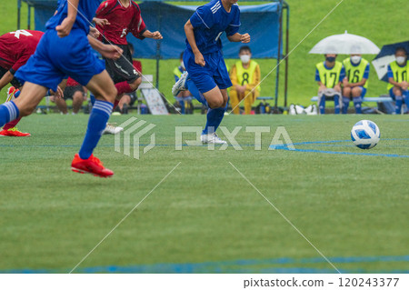 男孩的足球比賽風景 120243377