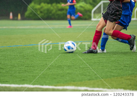 男孩的足球比賽風景 120243378