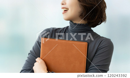 有文件的微笑的婦女/女實業家 120243392