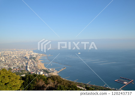 從須磨浦三條遊樂園看到的須磨海岸和神戶市 從須磨浦三條遊樂園看到的須磨海岸和神戶市 120243737