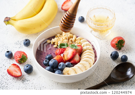 在阿薩伊碗上撒上蜂蜜 120244974