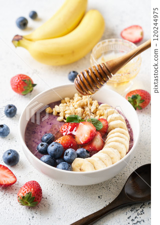 在阿薩伊碗上撒上蜂蜜 在阿薩伊碗上撒上蜂蜜 120244975