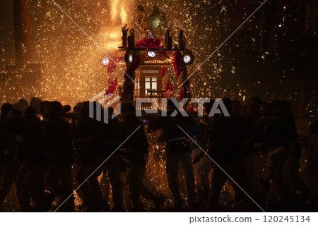 火花瀑布傾瀉而下的手動火節 120245134