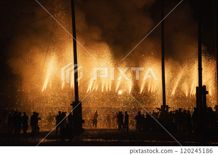 The Tejika Fire Festival where sparks fall like a waterfall 120245186