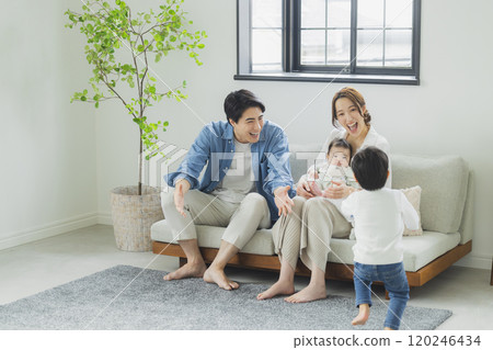 年輕家庭、父母與孩子、孩子、客廳 120246434