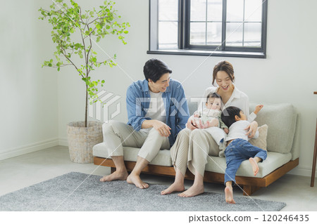 年輕家庭、父母與孩子、孩子、客廳 年輕家庭、父母與孩子、孩子、客廳 120246435