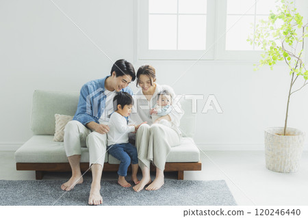 年輕家庭、父母與孩子、孩子、客廳 年輕家庭、父母與孩子、孩子、客廳 120246440