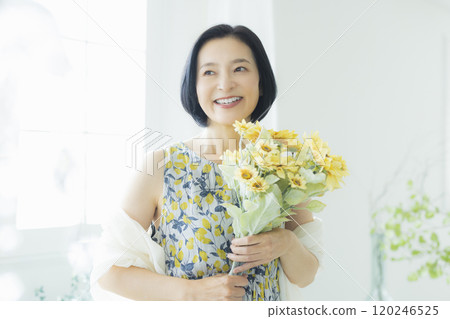 Beauty image of middle-aged women 120246525