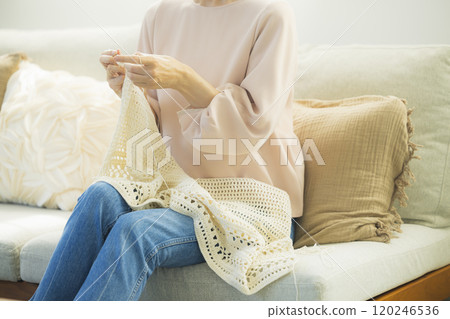 一位中年婦女在客廳織毛衣 一位中年婦女在客廳織毛衣 120246536