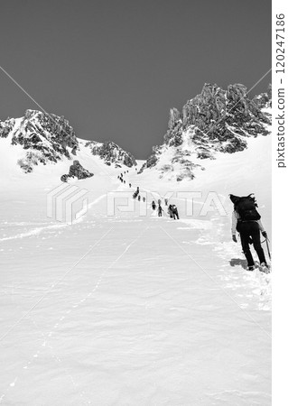 剩餘雪季期間攀登千疊敷冰鬥、木曾駒岳登山之旅的登山客、報紙廣告 120247186