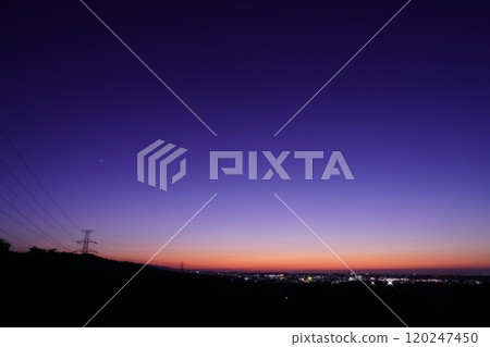 美麗的黃昏天空和傍晚的星星 美麗的黃昏天空和傍晚的星星 120247450