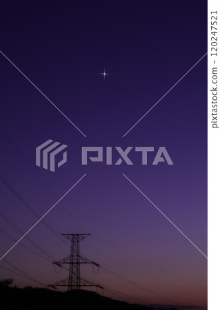 金星和輸電塔漂浮在黃昏的天空中 120247521