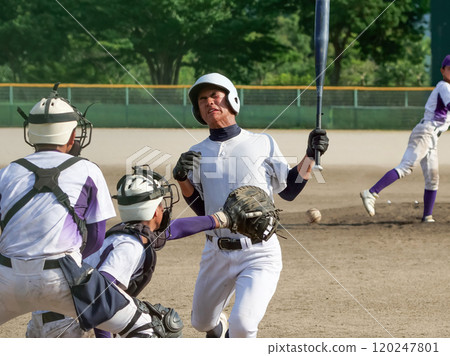 左手擊球手在練習賽中接到死球（高中棒球） 120247801