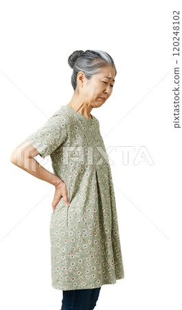 患有背痛的老年婦女 120248102