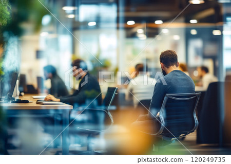 在辦公室工作的人 120249735