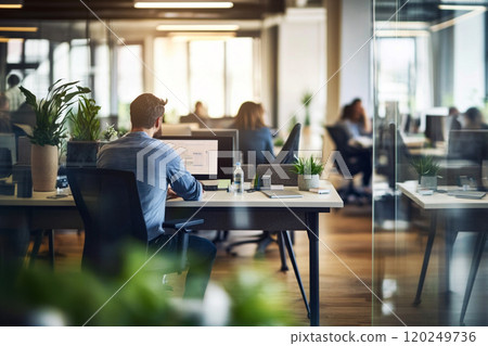 在辦公室工作的人 120249736