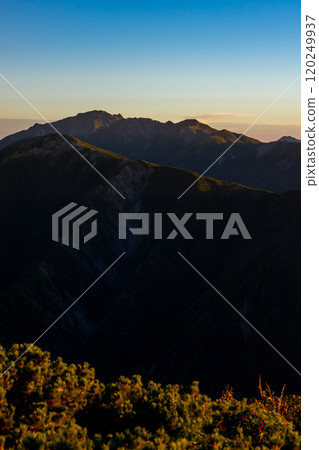 從仙米山頂、南阿爾卑斯山、惡澤山、荒川山攀登白根三山的神奇時刻 120249937