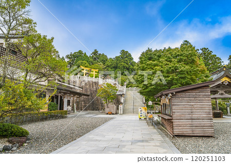 映照在藍天上的濱松市幸福鳥居和秋葉原本宮秋葉神社的參拜道風景（靜岡縣） 120251103