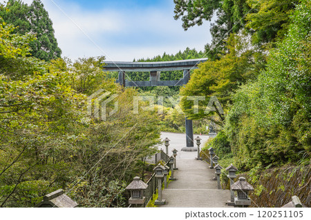 A view of the long staircase at Akihayama Hongu Akiha Shrine Kamisha in Hamamatsu City (Shizuoka Prefecture) 120251105