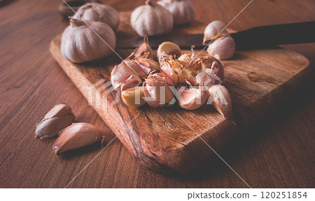 fresh garlic on a chopping board, wooden table, knife, rustic, mobile photo, no people, fresh garlic on a chopping board, wooden table, knife, rustic, mobile photo, no people, 120251854