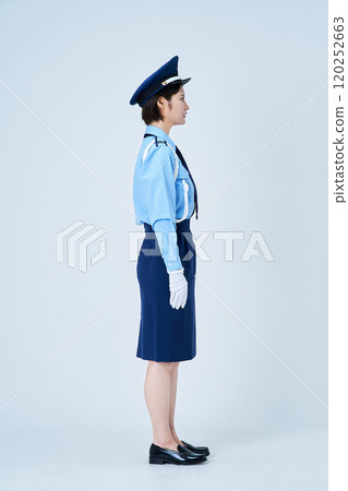 身穿保全/警察制服的女士 120252663
