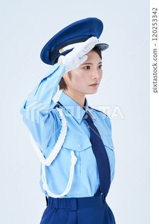 身穿保全制服並敬禮的女士 身穿保全制服並敬禮的女士 120253342