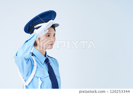 身穿保全制服並敬禮的女士 身穿保全制服並敬禮的女士 120253344