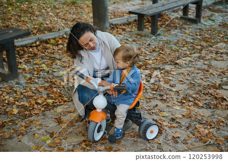 Mother and child enjoying autumn day in the park 120253998