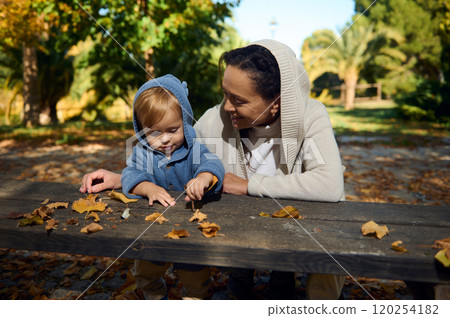 Mother and child enjoying an autumn day in the park 120254182