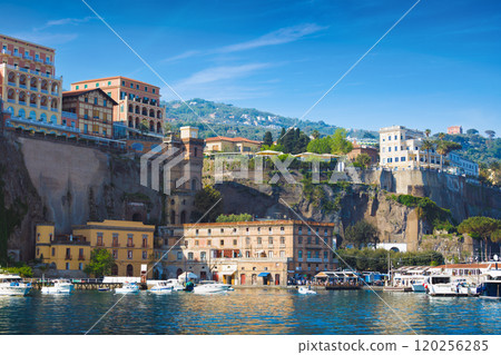 Sunny day in Sorrento, Italy 120256285