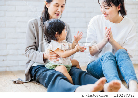 媽媽和奶奶在客廳里和寶寶玩耍 媽媽和奶奶在客廳里和寶寶玩耍 120257382