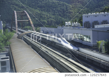 直線新幹線穿越鐵橋 直線新幹線穿越鐵橋 120257643