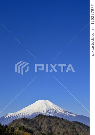 從道志山地塊奧野岳輸電塔的觀景台複製富士山和藍天的空間 從道志山地塊奧野岳輸電塔的觀景台複製富士山和藍天的空間 120257977
