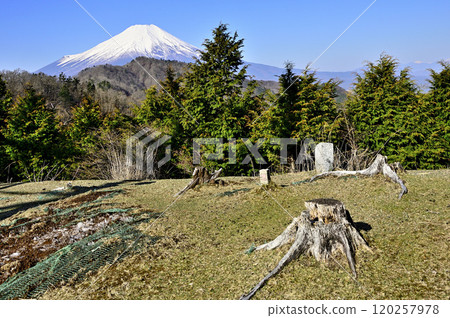 Snow-capped Mount Fuji from the observation deck of a power transmission tower on Mount Okunodake in the Doshi Mountains 120257978