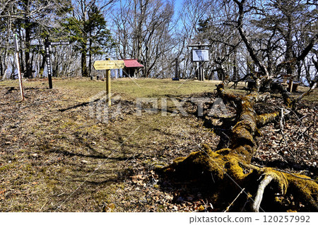 日本200名山之一禦佐台山的山頂道志山地塊 120257992