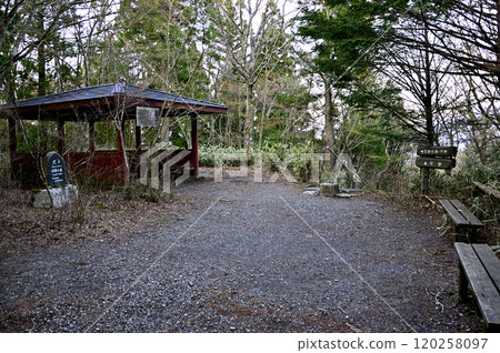 道志山地塊的石割山 石割山健行路線上的早晨避難小屋 120258097