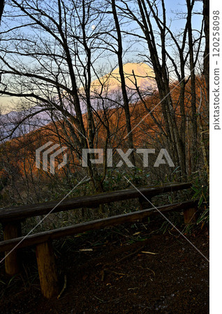 石割山健行路線上的道志山地塊的石割山日出時從山間小徑上看到的富士山。 石割山健行路線上的道志山地塊的石割山日出時從山間小徑上看到的富士山。 120258098