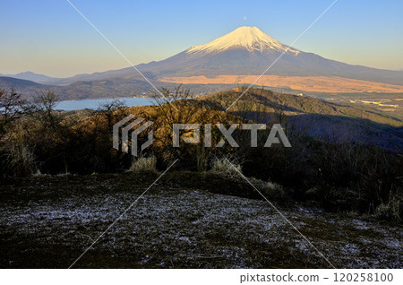 從道誌山脈石割山山頂看到的日出富士山 120258100