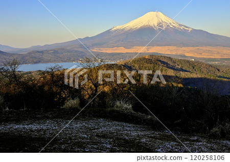 從道子山地塊的石割山頂看到的日出時月亮落在富士山頂上 120258106