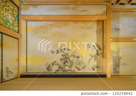 A gorgeous Japanese-style room with a shoin-style alcove 120258642