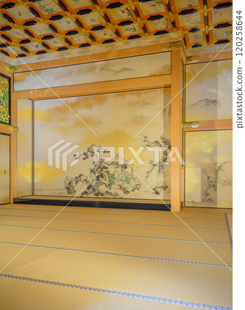 A gorgeous Japanese-style room with a shoin-style alcove 120258644