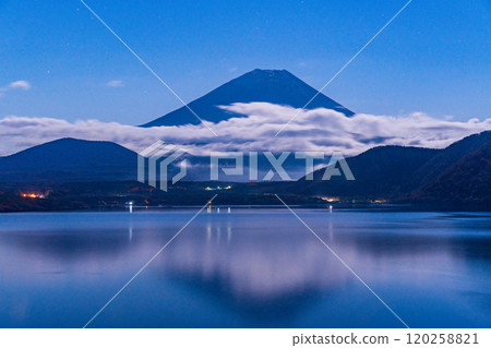 [山梨縣]月夜的本棲湖和富士山 120258821