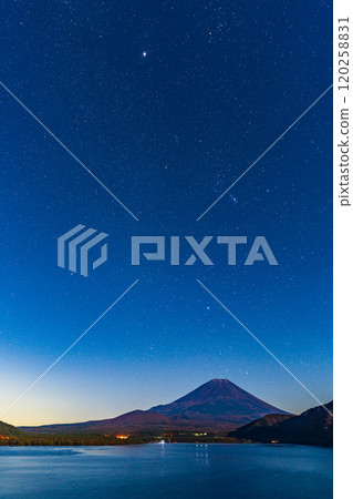 [Yamanashi Prefecture] Lake Motosu and Mt. Fuji under the moonlight 120258831