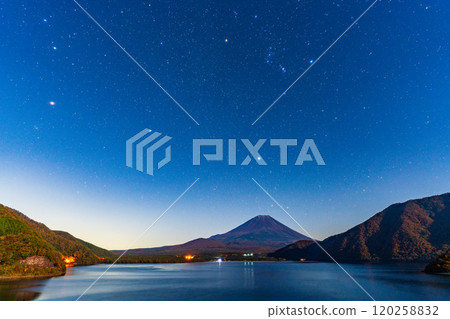 [山梨縣]月夜的本棲湖和富士山 120258832