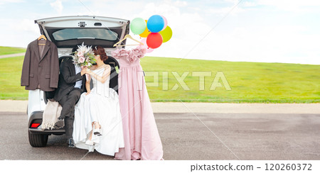 汽車婚禮/新娘和新郎/夫婦在新娘車中拍攝婚紗照 汽車婚禮/新娘和新郎/夫婦在新娘車中拍攝婚紗照 120260372