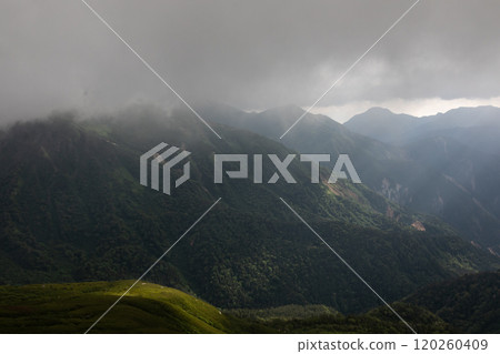 北阿爾卑斯山的山脈隱藏在雲彩中 北阿爾卑斯山的山脈隱藏在雲彩中 120260409