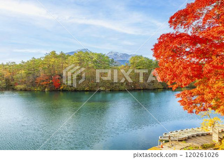 福島縣北鹽原村深秋毗沙門沼、初雪磐梯山景色 120261026