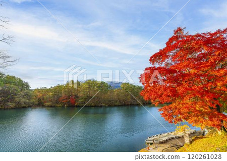 福島縣北鹽原村深秋毗沙門沼、初雪磐梯山景色 120261028