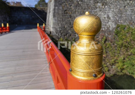 深秋的敦賀城，石牆和廊橋的仿寶石，福島縣會津若松市 120261076