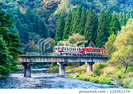 秋田內陸縱貫鐵道 - 穿越山鐵橋的列車（宇後長瀞 - 八津） 120261174